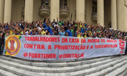 Manifestação em frente a ALERJ